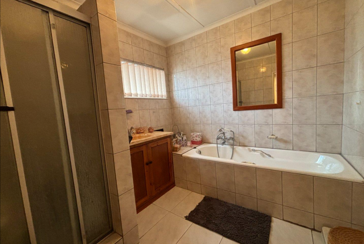 6 Bedroom House for Sale in Heuwelsig
