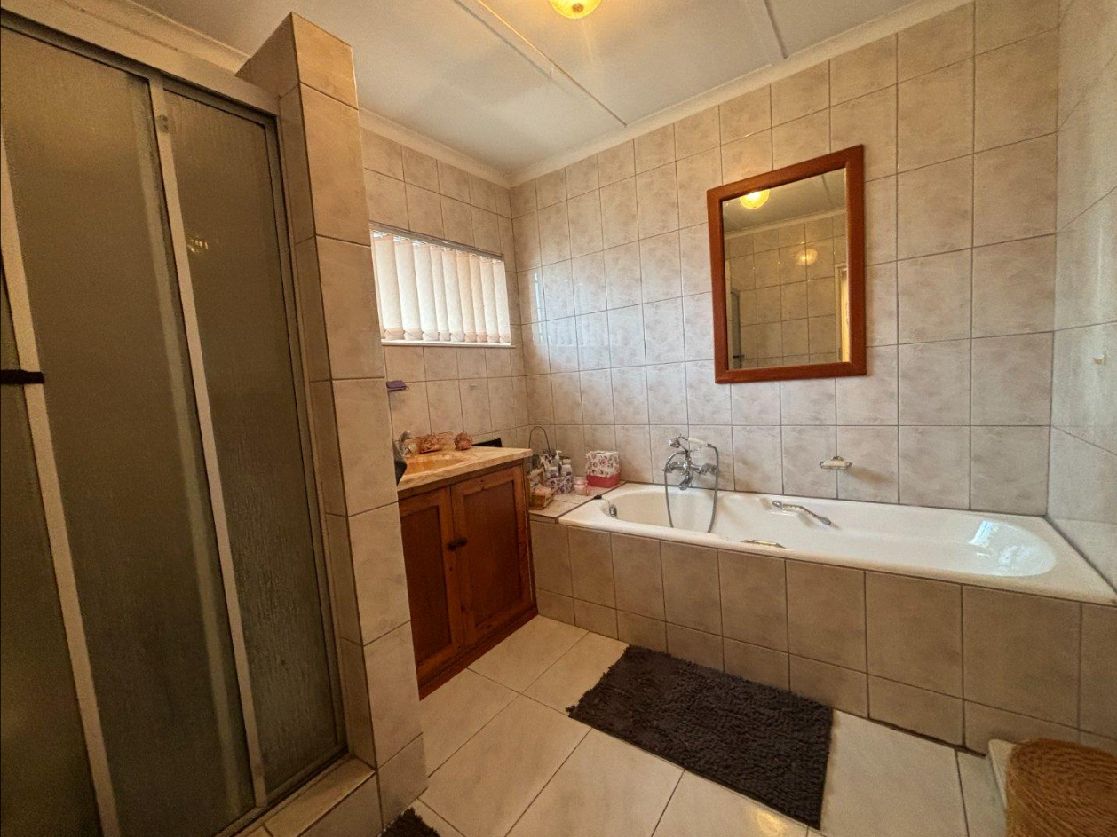 6 Bedroom House for Sale in Heuwelsig