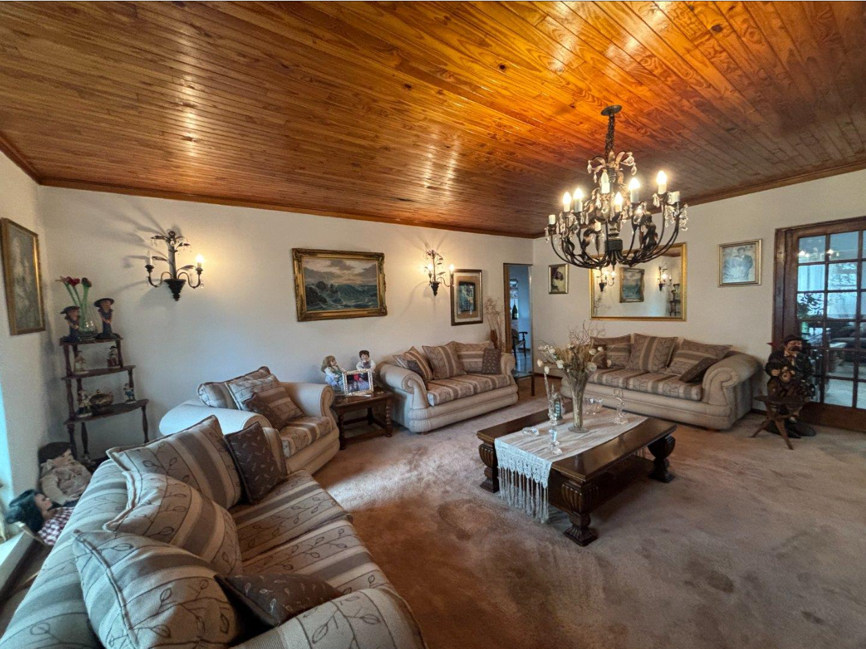 6 Bedroom House for Sale in Heuwelsig